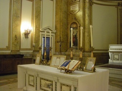 altar prepared EF Mass mar 1 2010.jpg